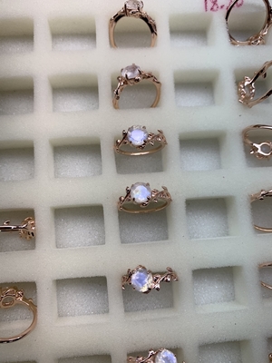 Blatt-Blumen-Rundschnitt 14K Rose Gold Moonstone Wedding Rings