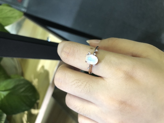Oval des Weißgold-14K schnitt Ringe Moonstone-Verpflichtungs-Frauen-Jahrestags-Ring Withs CZ