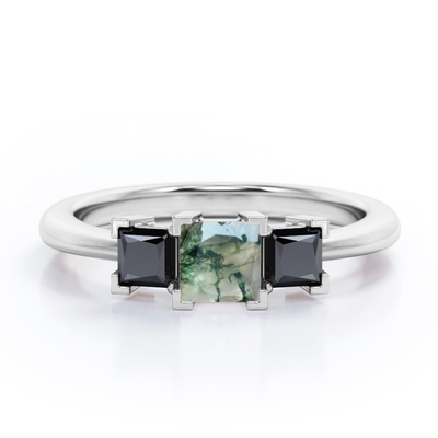 Unbedeutende quadratische V-Zinke - 0,45 TCW Prinzessin Cut Moss Green Agate mit Labor geschaffener Drei-Stein-Verpflichtung