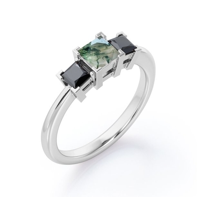 Unbedeutende quadratische V-Zinke - 0,45 TCW Prinzessin Cut Moss Green Agate mit Labor geschaffener Drei-Stein-Verpflichtung
