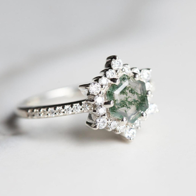 Mit Filigran geschmücktes Karat Chevron-Tiara 0,6 Rundschnitt Moss Green Agate und CZ-Hochzeit Ring Set in Rose Gold