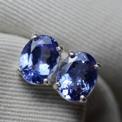 Oval des Weißgold-14k echte natürliche Tanzanite-Ohrringe mit CZ