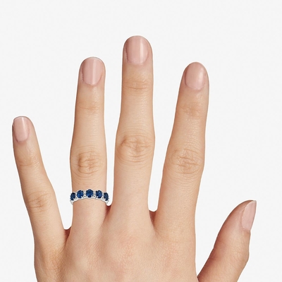 Blaues ovales Labor stellte Saphir und CZ-Fünf-Stein Ring With Silver her