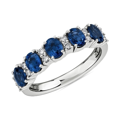 Blaues ovales Labor stellte Saphir und CZ-Fünf-Stein Ring With Silver her