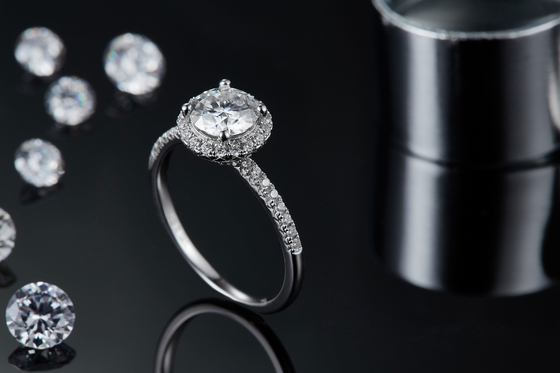 925 Sterling Silver Jewelry Diamond Moissanite-Verlobungsringe ringsum geformten köstlichen Band-Ring