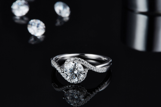 Einfacher frauen-Unendlichkeits-Rundschnitt Moissanite-Band-Torsions-Hochzeits-Verlobungsring der Ankunfts-S925 heller Einstellungs