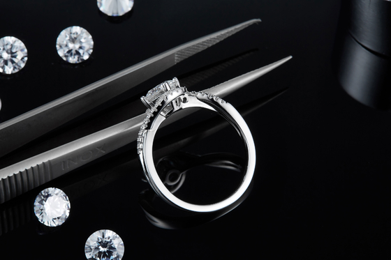 Einfacher frauen-Unendlichkeits-Rundschnitt Moissanite-Band-Torsions-Hochzeits-Verlobungsring der Ankunfts-S925 heller Einstellungs