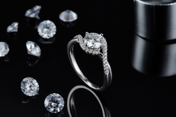 Einfacher frauen-Unendlichkeits-Rundschnitt Moissanite-Band-Torsions-Hochzeits-Verlobungsring der Ankunfts-S925 heller Einstellungs