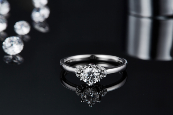 Einzigartiges Blumen-Art-Weißgold überzog Ring Custom Moissanite Ring Engagement-Frauen-Schmuck