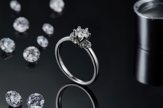 Einzigartiges Blumen-Art-Weißgold überzog Ring Custom Moissanite Ring Engagement-Frauen-Schmuck