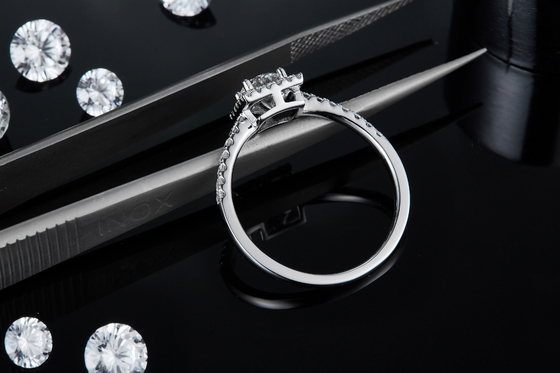 Weiße Herrlichkeits-pflastern kundenspezifische quadratische Entwurf Moissanite-Diamanten Verpflichtung für Frauen schellen