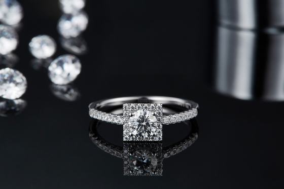 Weiße Herrlichkeits-pflastern kundenspezifische quadratische Entwurf Moissanite-Diamanten Verpflichtung für Frauen schellen