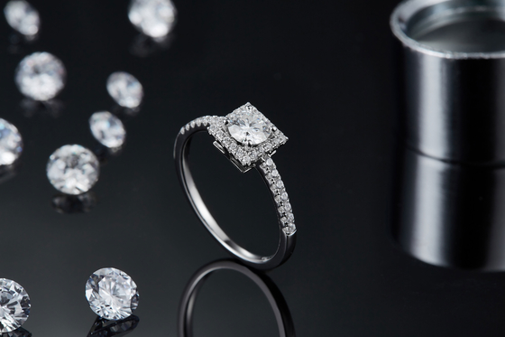 Weiße Herrlichkeits-pflastern kundenspezifische quadratische Entwurf Moissanite-Diamanten Verpflichtung für Frauen schellen