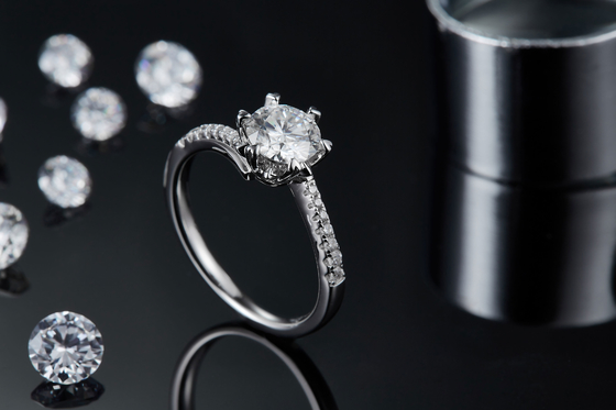 1.30CT weiße Moissanite und Sapphire Platineve Diamonds Jewelry-Verpflichtungs-Frauen schellen