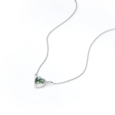 925 silbernes einfaches natürliches Licht glänzendes elegantes grünes Herz geformter Moss Agate Necklace For Sale