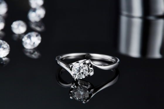 Unbedeutender Heiratsschmuck CZ trapezoider weißer Moissanite 9K silberner Ring RD 4MM