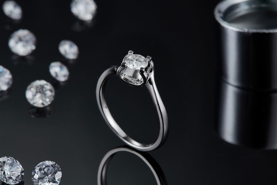 Unbedeutender Heiratsschmuck CZ trapezoider weißer Moissanite 9K silberner Ring RD 4MM