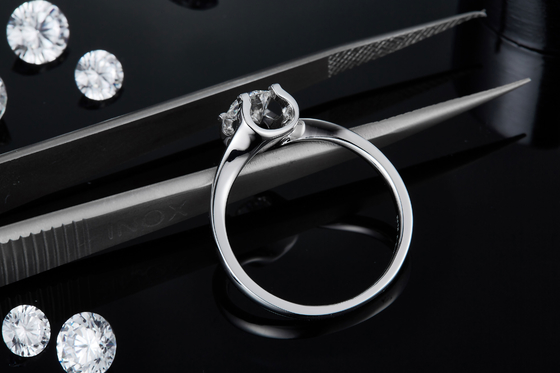 Unbedeutender Heiratsschmuck CZ trapezoider weißer Moissanite 9K silberner Ring RD 4MM