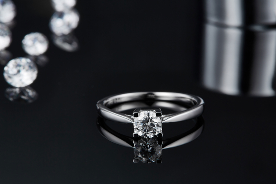Einzigartige S925 Ost-Westeinstellung Emerald Cut Moissanite Wedding Engagement Ring Modern
