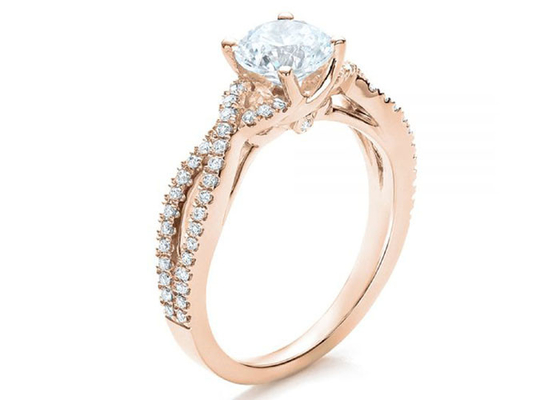 Greifer, der 18K Rose Gold Ring 0.8ct mit Handhabung am Boden VS1 GIA Diamond einstellt
