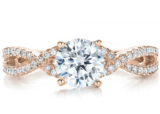 Greifer, der 18K Rose Gold Ring 0.8ct mit Handhabung am Boden VS1 GIA Diamond einstellt