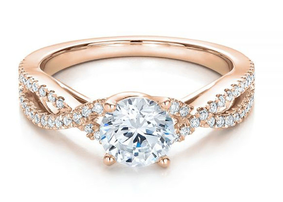 Greifer, der 18K Rose Gold Ring 0.8ct mit Handhabung am Boden VS1 GIA Diamond einstellt