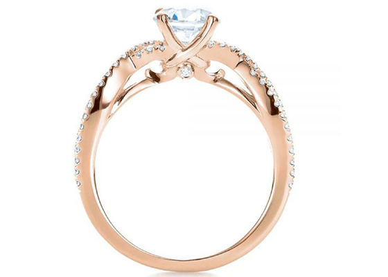 Greifer, der 18K Rose Gold Ring 0.8ct mit Handhabung am Boden VS1 GIA Diamond einstellt