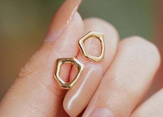Unregelmäßiges des Kreis-9k Maß Goldder ohrring-8mm für Jahrestag