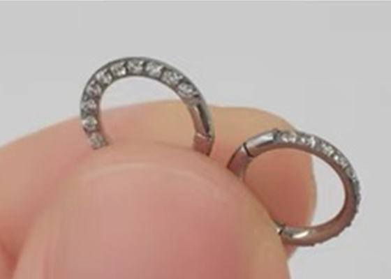 Eingehängte Goldclicker-Bandform des Segment-14K mit 16G pflastern Diamanten
