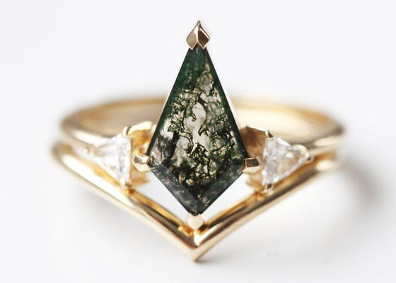 Dreieck natürlicher Moss Agate Engagement Ring, Ring With Diamonds Soem-ODM des Gold9k