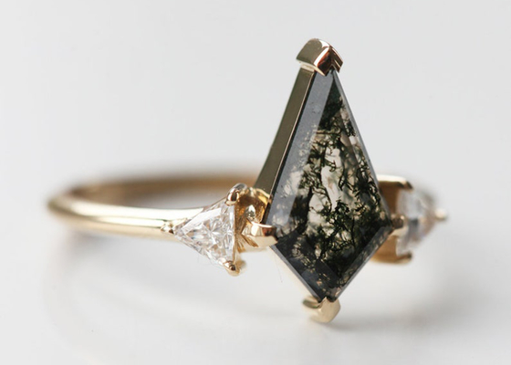 Dreieck natürlicher Moss Agate Engagement Ring, Ring With Diamonds Soem-ODM des Gold9k