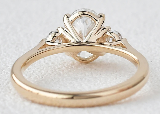 Form Gewichts 7×9mm Gold10k labor gewachsene Moissanite Ring White Oval Cut 2.1ct
