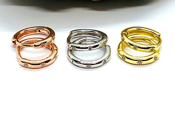 Goldohrring-Nordstern 8.4mm Band-9K graviert mit Moissanite-Diamanten