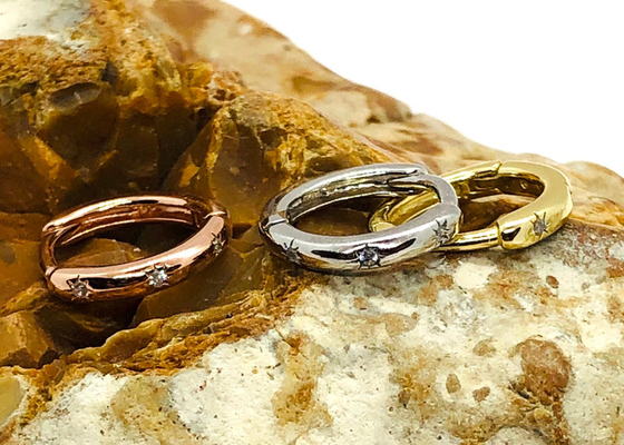 Goldohrring-Nordstern 8.4mm Band-9K graviert mit Moissanite-Diamanten