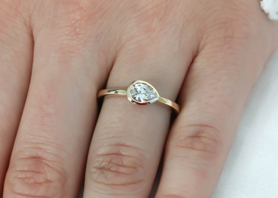 Ehering des gelbes Gold0.77ct, ODM-Einfassungs-Satz-Verlobungsring für Dame