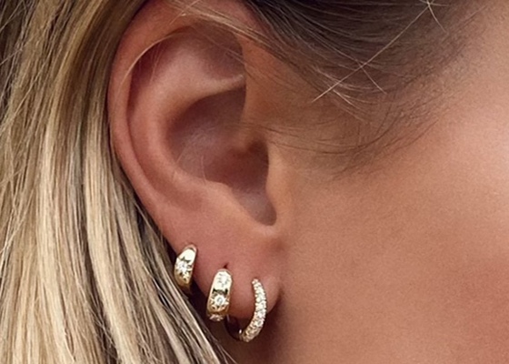 12mm Größen-Gold-Huggie-Band-Ohrringe mit 0.16ct Rundschnitt CZ