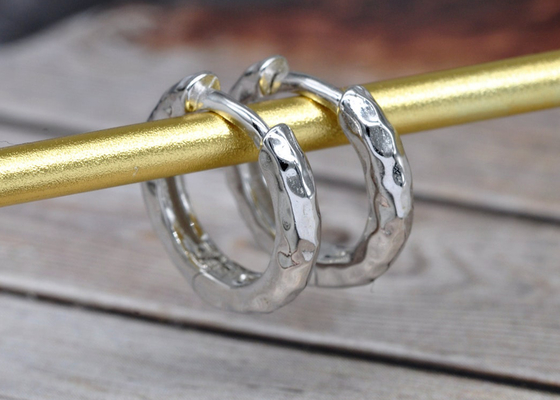 Band-Ohrringe Durchmessers 11mm Gold9k, ODM hämmerten Goldband-Ohrringe für Partei