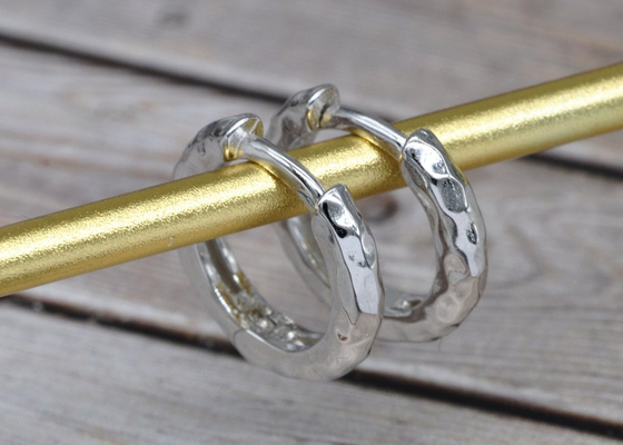 Band-Ohrringe Durchmessers 11mm Gold9k, ODM hämmerten Goldband-Ohrringe für Partei