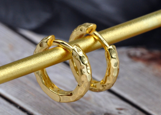 Band-Ohrringe Durchmessers 11mm Gold9k, ODM hämmerten Goldband-Ohrringe für Partei