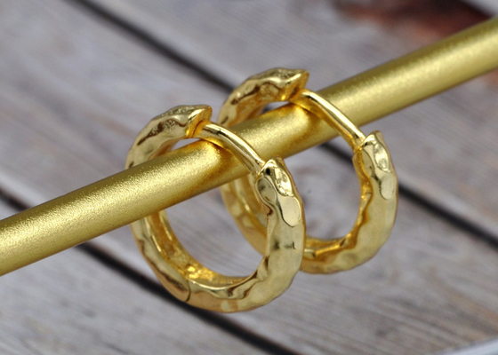 Band-Ohrringe Durchmessers 11mm Gold9k, ODM hämmerten Goldband-Ohrringe für Partei
