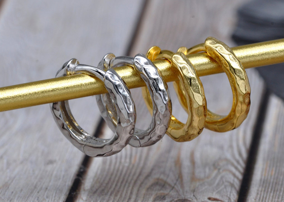 Band-Ohrringe Durchmessers 11mm Gold9k, ODM hämmerten Goldband-Ohrringe für Partei