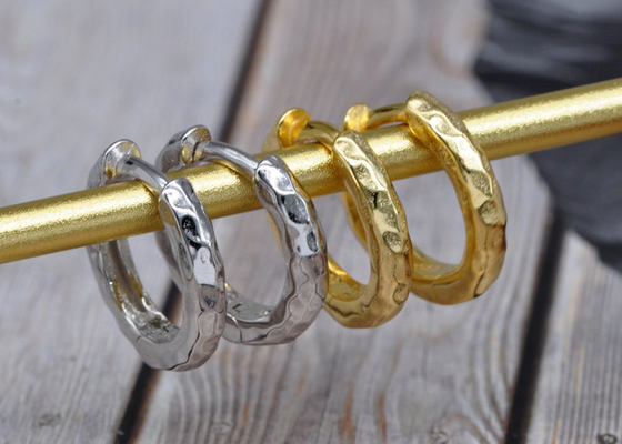 Band-Ohrringe Durchmessers 11mm Gold9k, ODM hämmerten Goldband-Ohrringe für Partei
