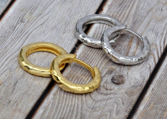 Band-Ohrringe Durchmessers 11mm Gold9k, ODM hämmerten Goldband-Ohrringe für Partei