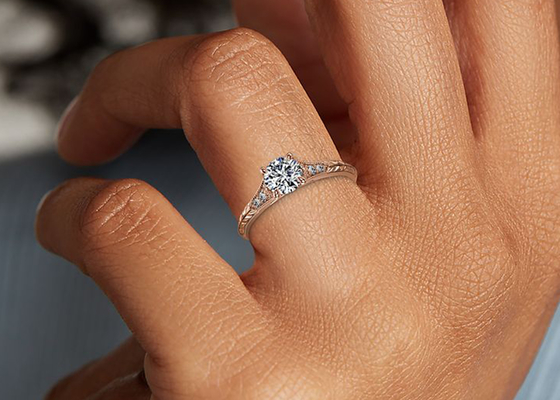 Gold Labor gewachsener Moissanite Ring Dia RD6mm 0.8ct 14K Roose für die Heirat