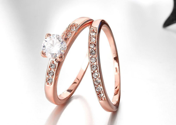 Soem Rose Gold Engagement And Wedding Ring Set mit Stein 0.44CT 5mm