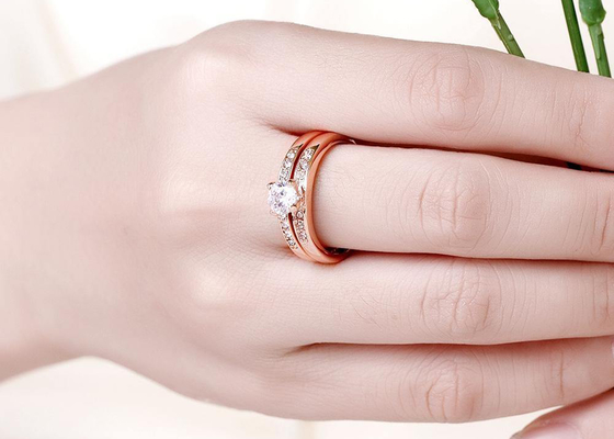 Soem Rose Gold Engagement And Wedding Ring Set mit Stein 0.44CT 5mm